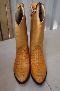 lot 478 image: El Rodeo Light brown color boots size 6