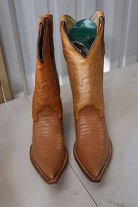 lot 479 image: Red Diamond honey brown color lizard boots size 7