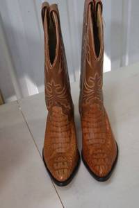 lot 480 image: Brown color boots size 7