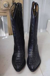 lot 507 image: Black leather boots size 7