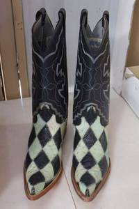 lot 511 image: Herrera green and black color boots size 8