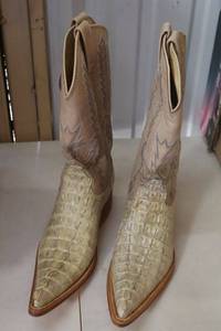lot 512 image: Herrera taupe and bone color boots size 5