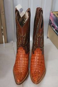 lot 513 image: Herrera brown color boots size 5