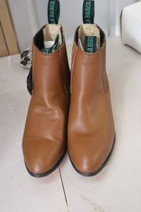 lot 525 image: La Barca short boots brown color size 7