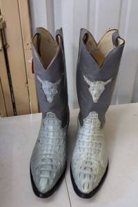 lot 531 image: Grey leather boots size 10