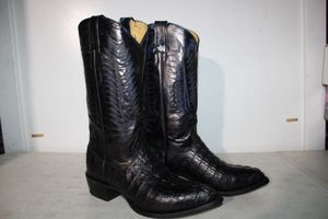 lot 325 image: Black color boots size 9