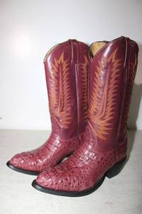 lot 329 image: Burgundywine color boots size 8