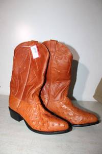 lot 330 image: Kids brown leather boots size 18.5