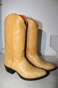 lot 335 image: Hacienda golden butter color boots size 9