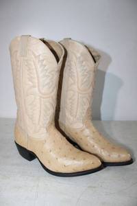 lot 362 image: Sand color ostrich boots size 88.5 