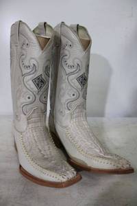lot 368 image: Red Diamond off white color boots size 8