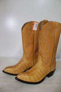 lot 369 image: Golden butter color boots, size 8