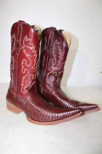 lot 382 image: Red Diamond wine color lizard boots size 8