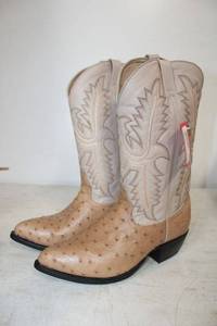 lot 390 image: Sand and bone color ostrich boots size 8.5