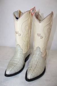 lot 394 image: White Diamond bone color boots size 7