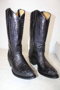 lot 432 image: Black leather boots size 8