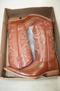 lot 443 image: Red Diamond honey brown color boots size 7.5