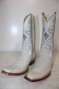 lot 449 image: Red Diamond off white color boots size 7.5