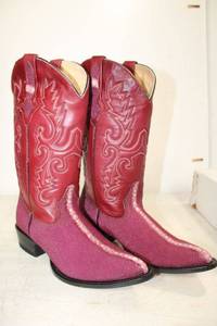 lot 523 image: Red Diamond wine color lizard boots size 7