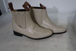 lot 534 image: La Barca short boots bone color size 7.5