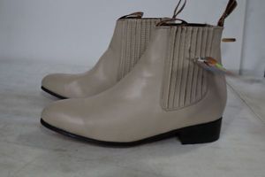 lot 544 image: La Barca short boot bone color size 9