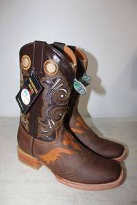 lot 601 image: Twinstone chocolate color boots size 8