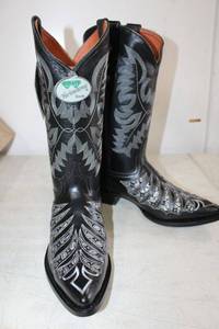lot 632 image: Twinstone black color boots size 9