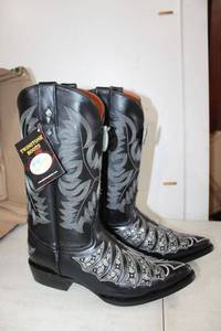 lot 633 image: Twinstone black color boots size 8