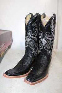 lot 487 image: Red Diamond black boots size 7.5