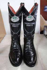lot 699 image: Twinstone black color boots size 9