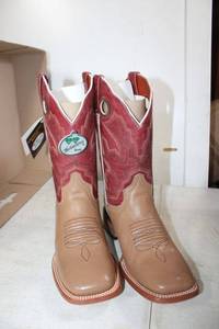 lot 715 image: Twinstone mid calf red and tan color boots size 7.5