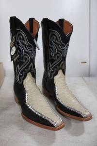 lot 729 image: Twinstone black and white boots size 8