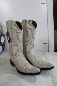 lot 730 image: Twinstone off white color boots size 9