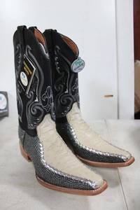 lot 734 image: Twinstone black and white boots size 8.5