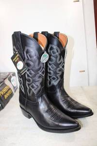 lot 735 image: Twinstone black color boots size 8