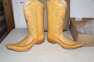 lot 107 image: Red Diamond Buttercup color boots size 10