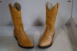 lot 113 image: White Diamond buttercup color boots size 10