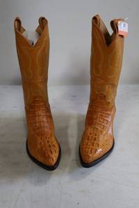 lot 118 image: Buttercup color leather boots size 10.5