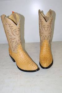 lot 120 image: Hacienda Buttercup and bone color boots size 10.5