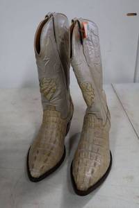 lot 133 image: Bone color lizard or gator boots size 10
