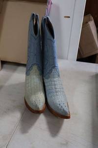 lot 140 image: Herrera Caiman blue color boots size 9