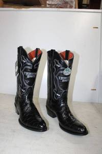 lot 628 image: Twinstone black color boots size 10.5