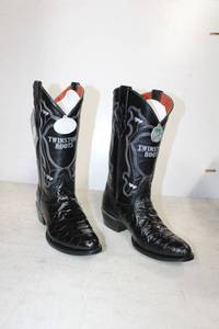 lot 627 image: Twinstone black color boots size 8