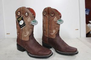 lot 642 image: Twinstone brown color boots size 9.5