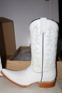 lot 986 image: Old Creek white color boots with pointed toe, size 6