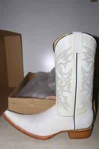 lot 989 image: Old Creek white color boots with pointed toe, size 8.5