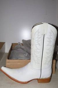 lot 990 image: Old Creek white color boots with pointed toe, size 8.5