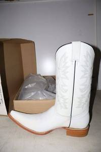 lot 991 image: Old Creek white color boots with pointed toe, size 8.5