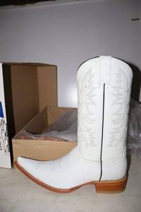 lot 992 image: Old Creek white color boots with pointed toe, size 8.5