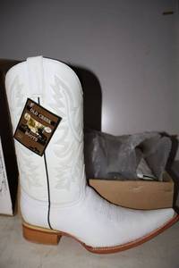lot 1000 image: Old Creek white color boots with pointed toe, size 7.5